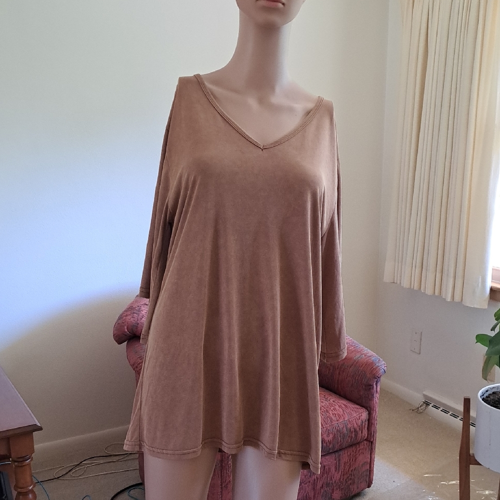 POL  Women's Tan V-Neck Top PTP 20"